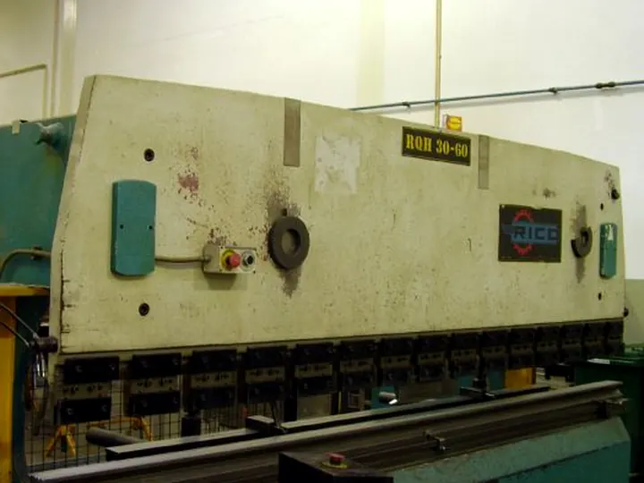 Quinadeira industrial na área produtiva