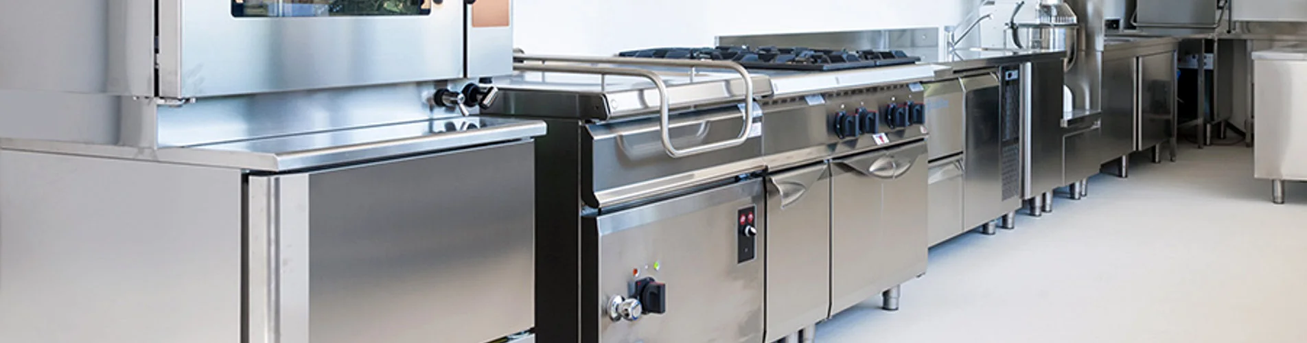 Equipamentos em aço inox instalados numa cozinha profissional